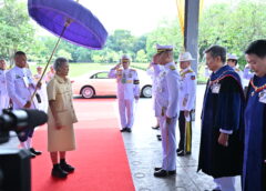 สมเด็จพระกนิษฐาธิราชเจ้า กรมสมเด็จพระเทพรัตนราชสุดาฯ สยามบรมราชกุมารี เสด็จพระราชดำเนินแทนพระองค์พระราชทานปริญญาบัตร แก่ผู้สำเร็จการศึกษาจากมหาวิทยาลัยมหิดล ประจำปีการศึกษา 2567 วันแรก ณ มหิดลสิทธาคาร มหาวิทยาลัยมหิดล ศาลายา อำเภอพุทธมณฑล จังหวัดนครปฐม