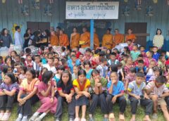 พลังบวรปันน้ำใจ! เจ้าคณะจังหวัดนครปฐม นำคณะสงฆ์และจิตอาสามูลนิธิหลวงพ่อสมหวัง มอบสิ่งของ-เลี้ยงอาหารกลางวัน นร.รร.บ้านห้วยกบ สังขละบุรี